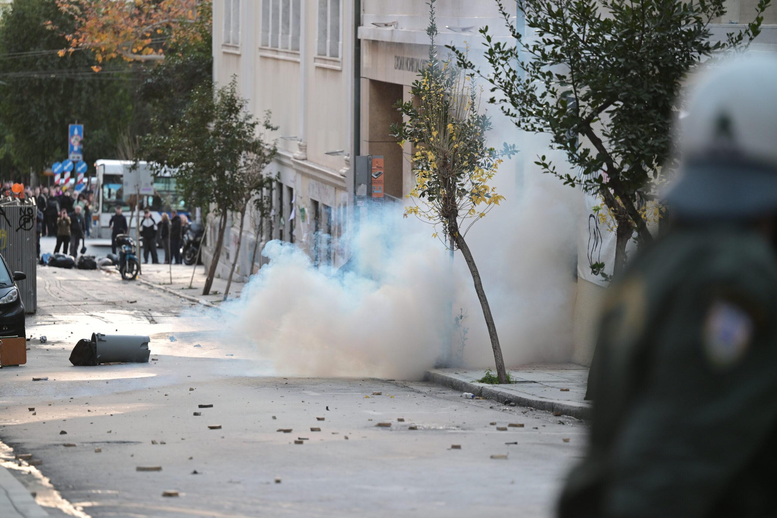Μολότοφ και φωτιές στο κέντρο της Αθήνας – Δείτε βίντεο από τα επεισόδια