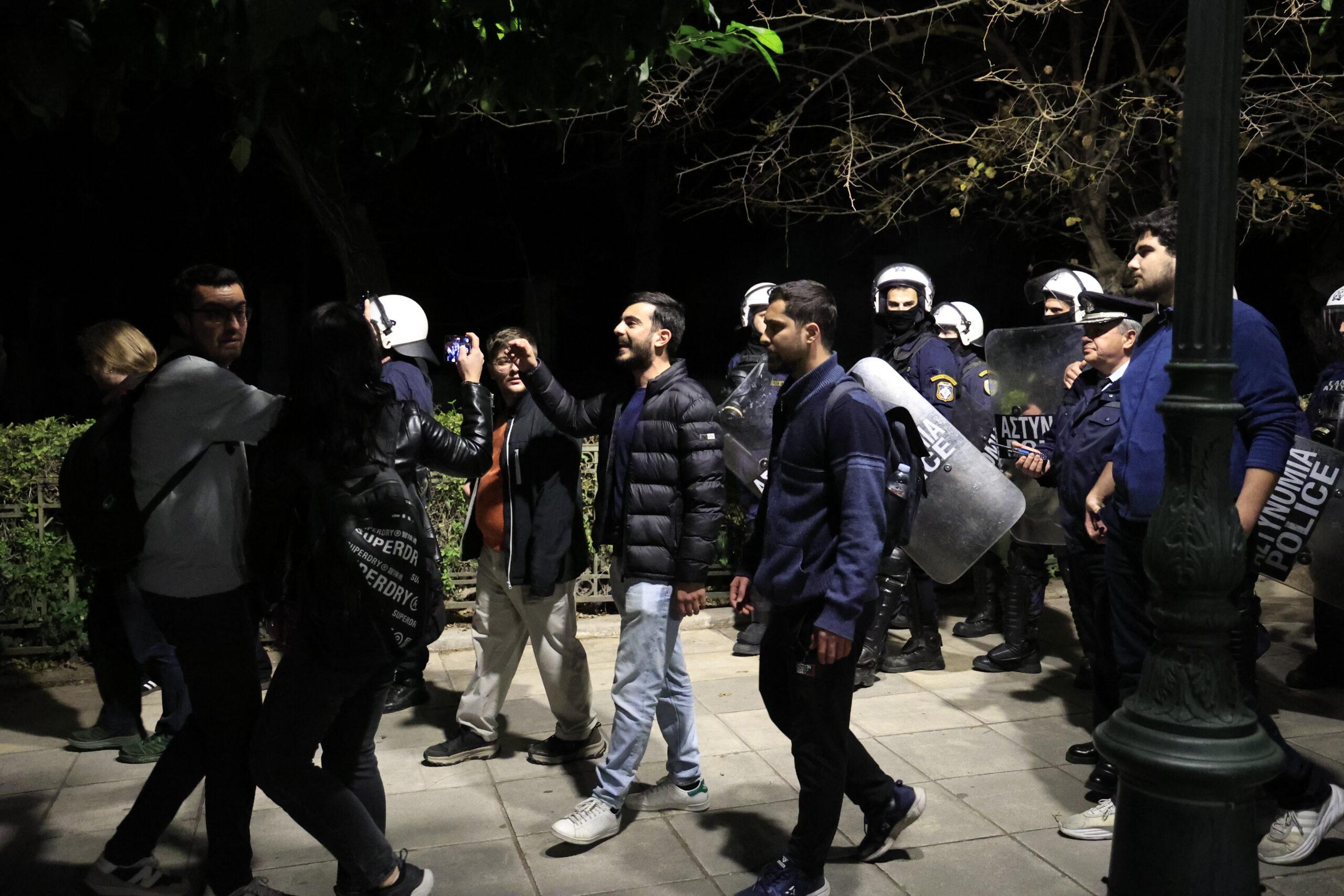 Μη κρατικά πανεπιστήμια: Η παρέμβαση φοιτητών έξω από το Μέγαρο Μαξίμου