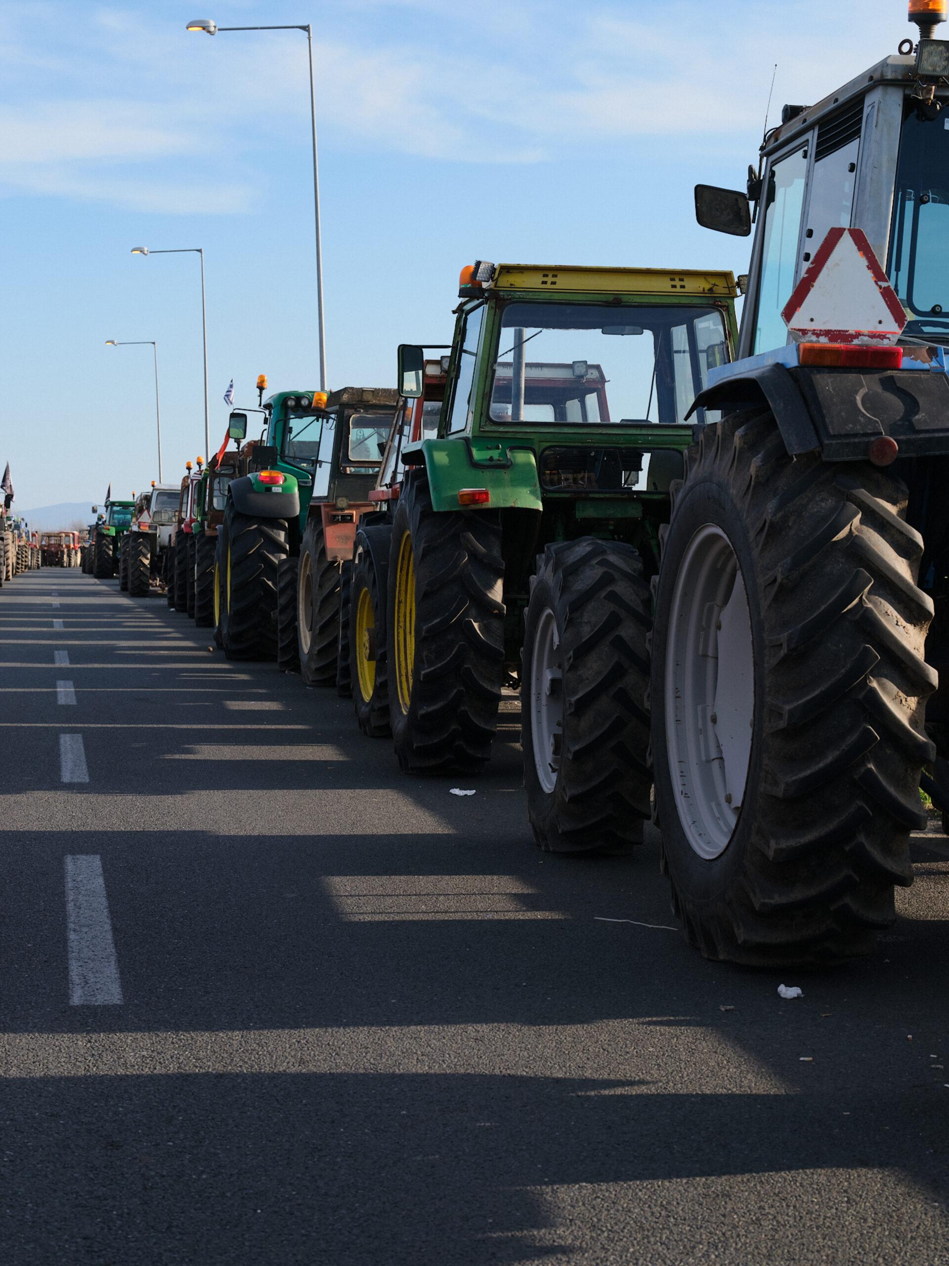 Αγρότες: Αυξάνονται οι πιέσεις πριν τη συνάντηση στο Μαξίμου – Συνεχίζουν τους αποκλεισμούς