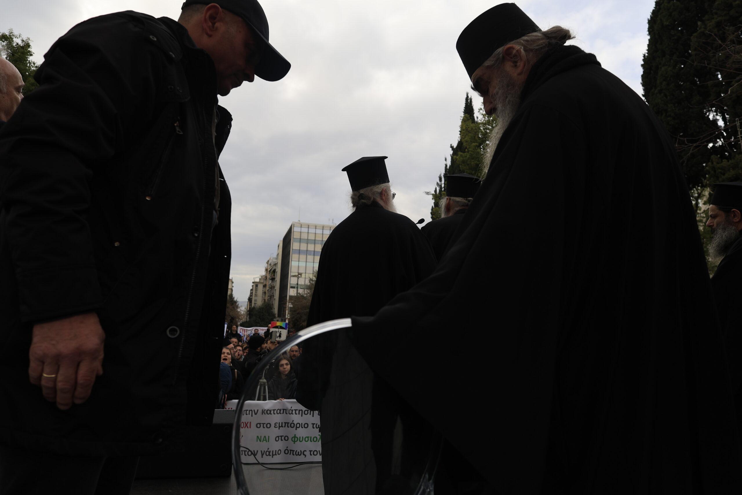 Αγρίνιο: Ζητούν να ηχήσουν πένθιμα οι καμπάνες επειδή ψηφίζεται το νομοσχέδιο για τον γάμο των ομόφυλων