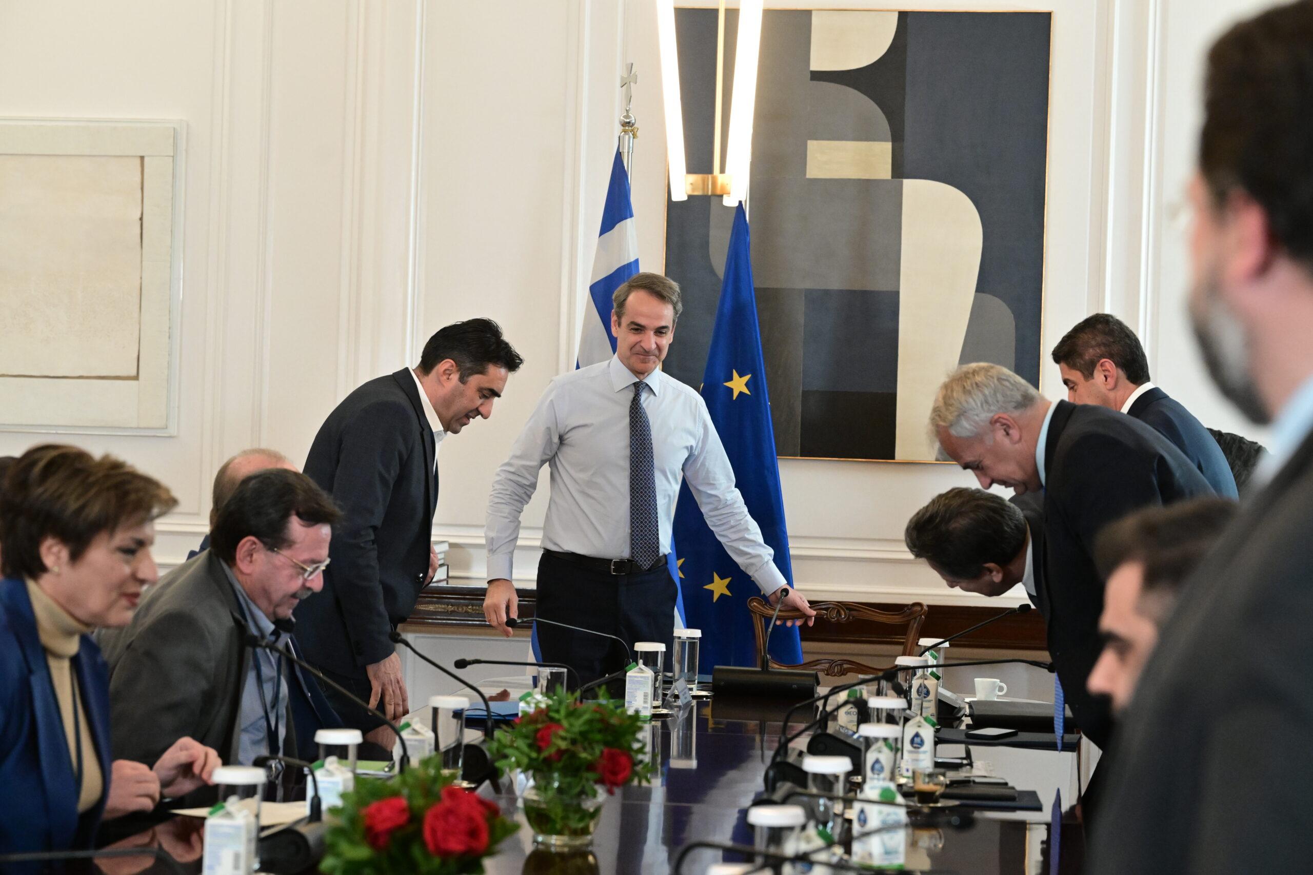 “Σπάνε” στα δυο τα μπλόκα των αγροτών μετά τη συνάντηση με τον Κυριάκο Μητσοτάκη