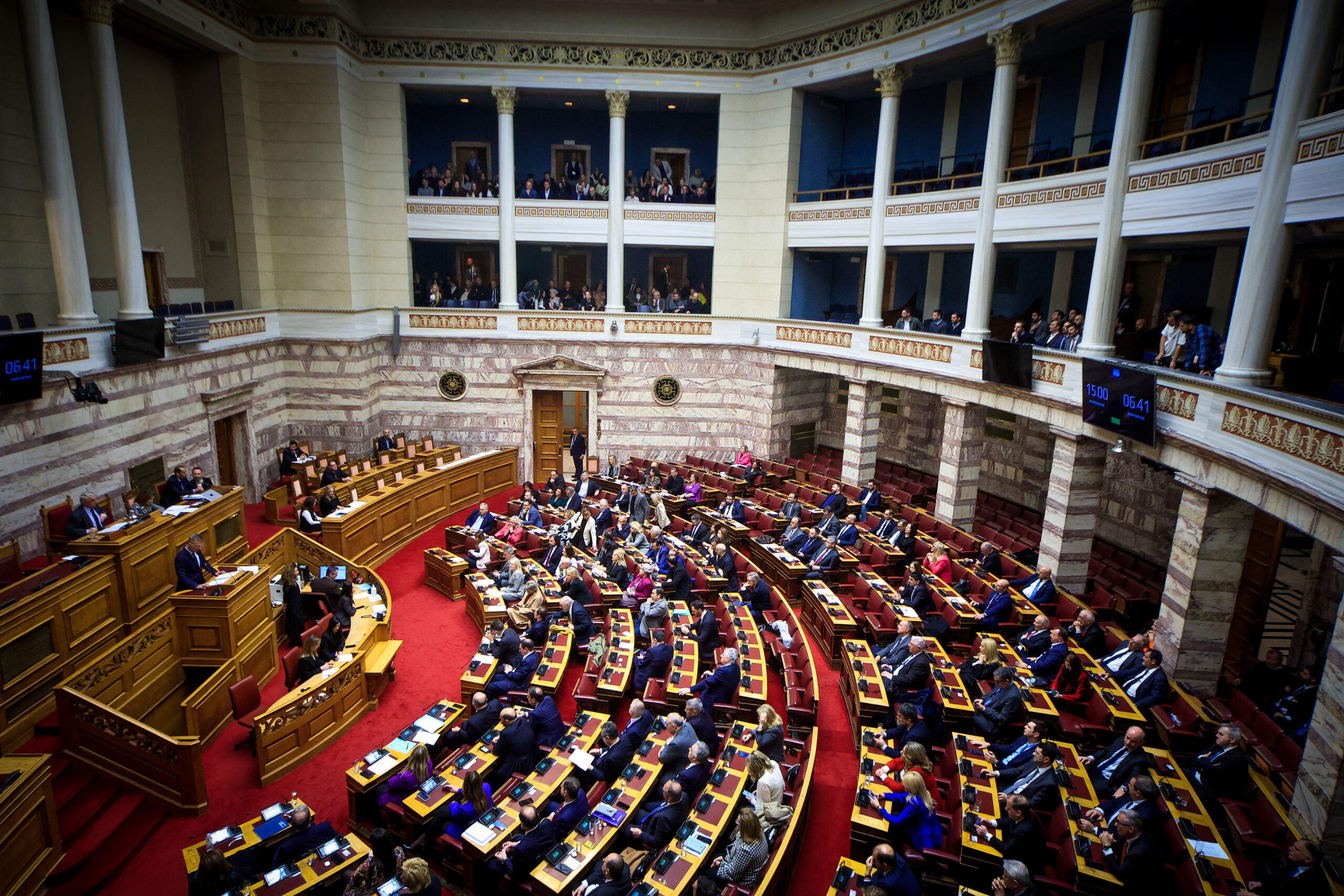 Μη κρατικά πανεπιστήμια: Ζωντανά η συζήτηση στη Βουλή λίγο πριν την ψήφιση του νομοσχεδίου