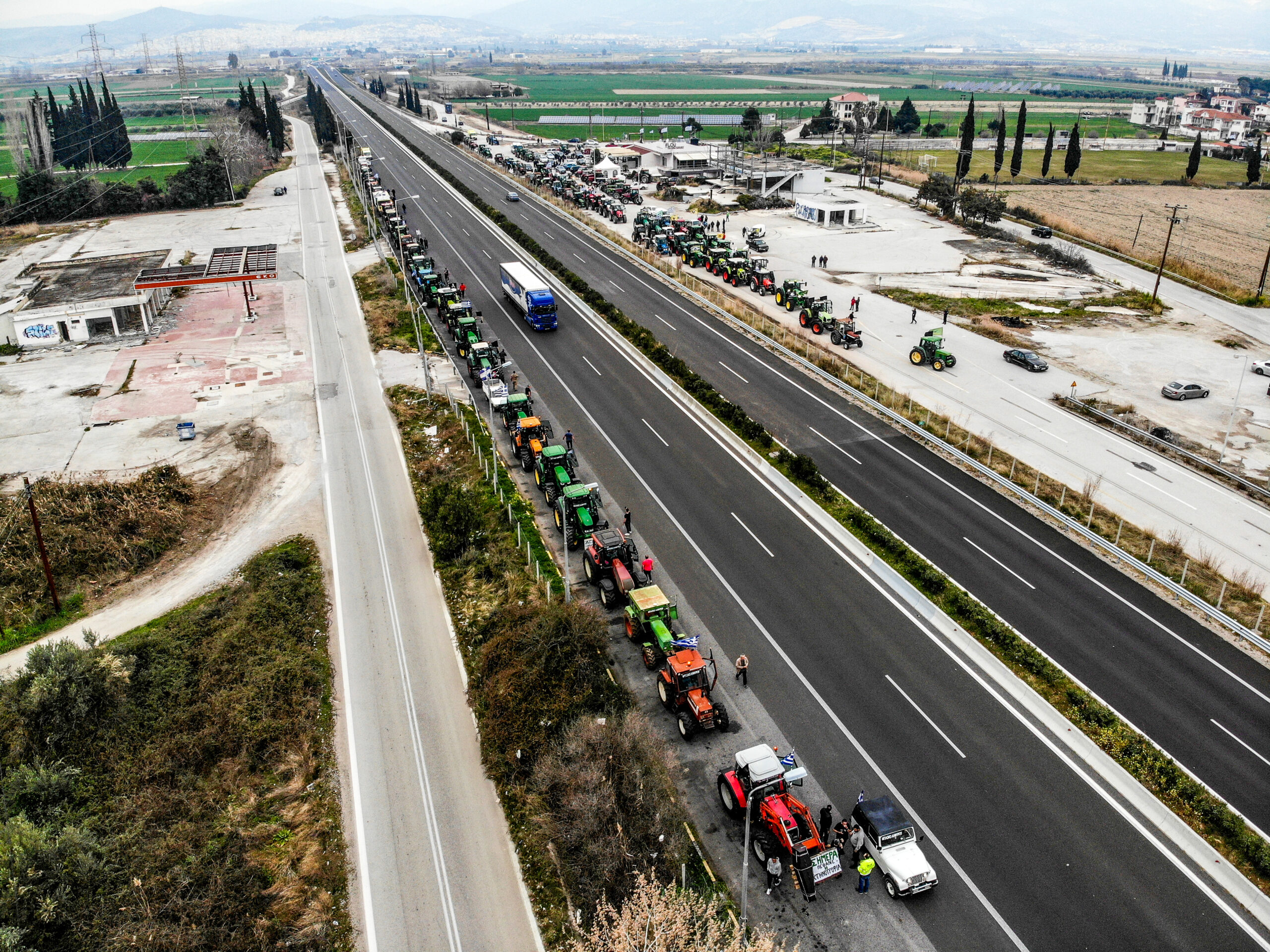 Κλειστή από τρακτέρ η εθνική οδός Ιωαννίνων -Κακκαβίας στον κόμβο Καλπακίο