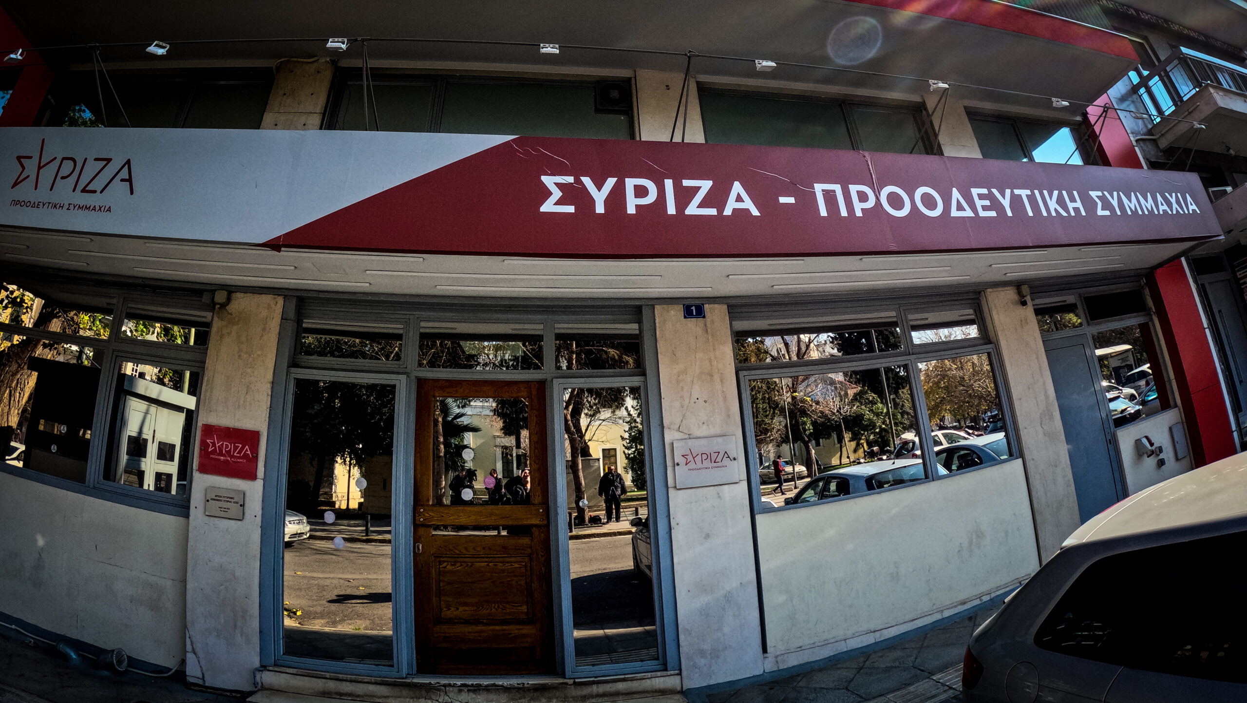 Υπέγραψε το ψήφισμα για τα Τέμπη ο Στ. Κασσελάκης – Πανό για την τραγωδία στα γραφεία του ΣΥΡΙΖΑ