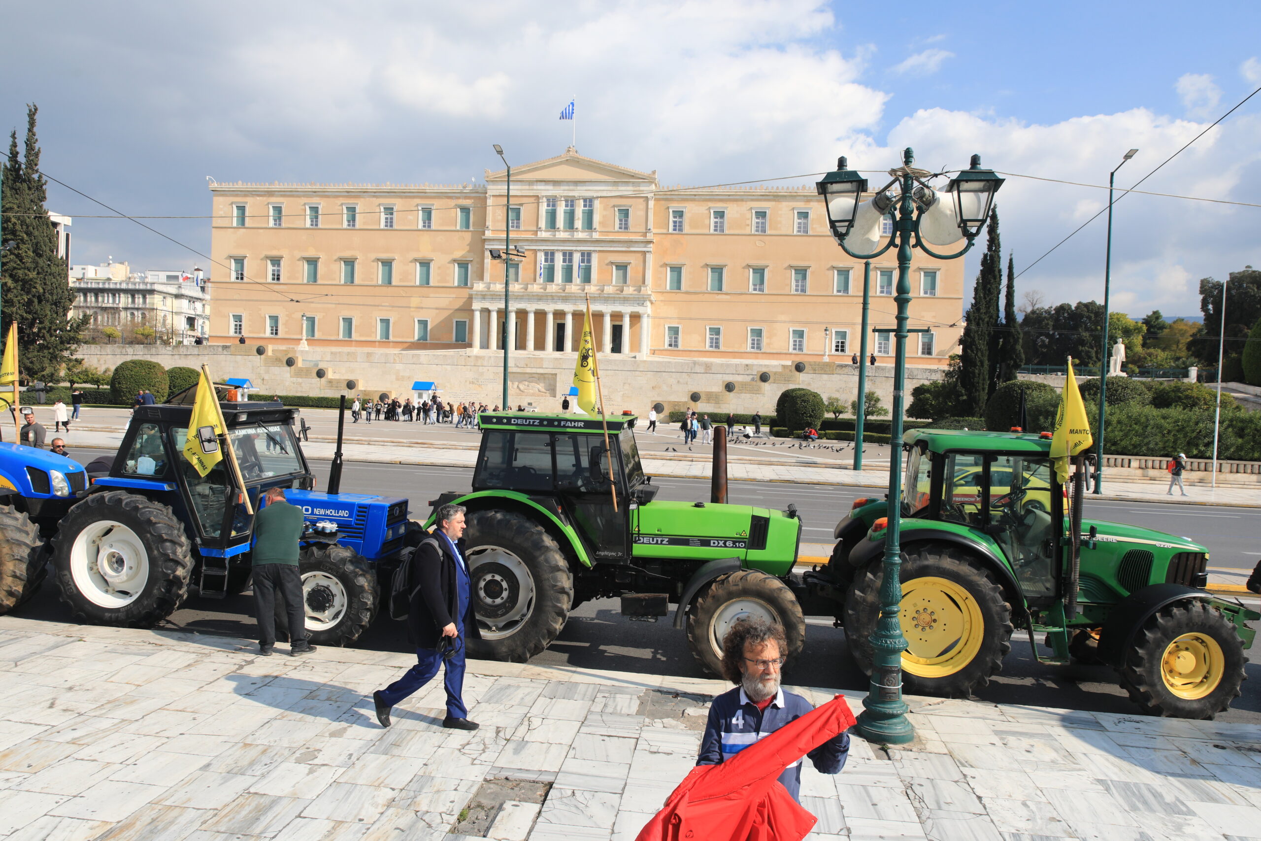 Αθήνα: Έφτασαν στο Σύνταγμα τα τρακτέρ – Κλειστοί οι δρόμοι στο κέντρο της πρωτεύουσας