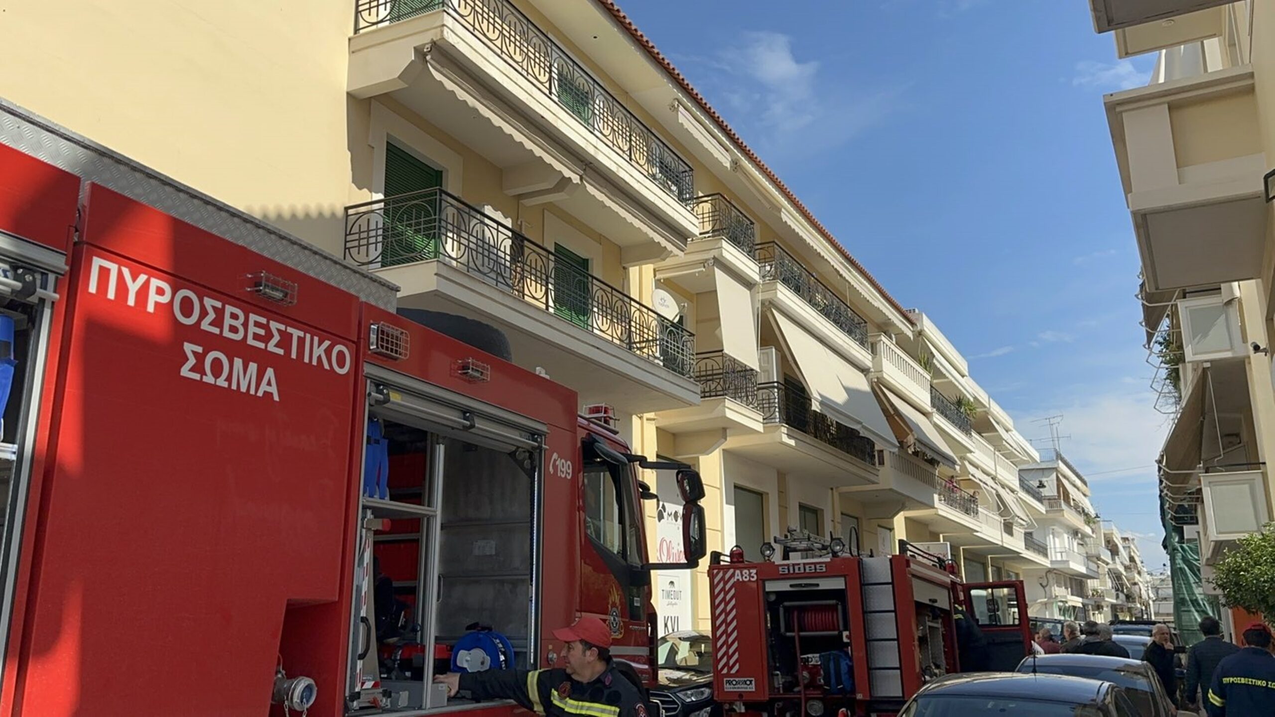 Αθήνα: Φωτιά στα Εξάρχεια – Πληροφορίες για έκρηξη σε σταθμευμένο αυτοκίνητο