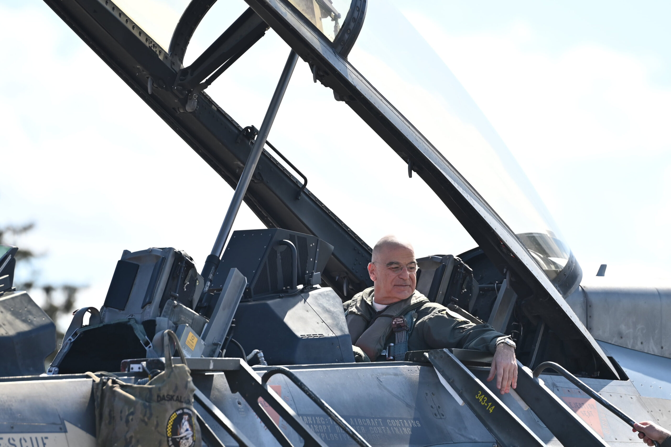 Πέταξε με F-16 Viper πάνω από το Αιγαίο ο Νίκος Δένδιας
