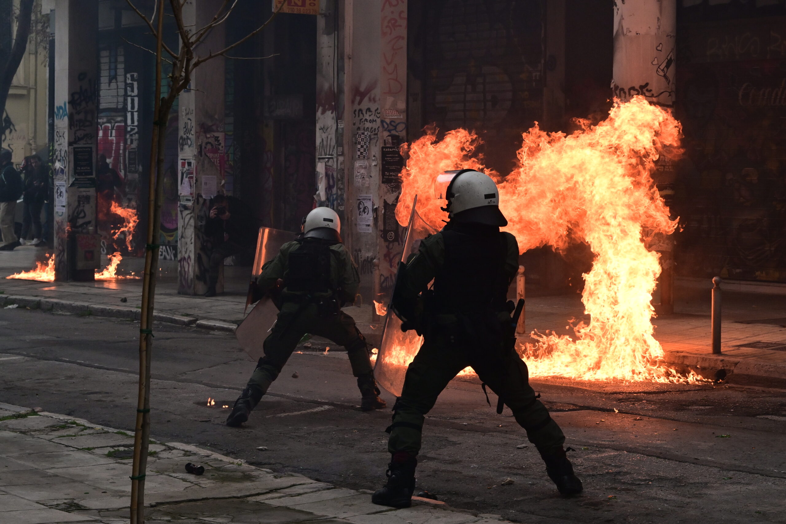 Οχτώ συλλήψεις στα επεισόδια της Αθήνας – Τραυματίστηκαν δύο αστυνομικοί