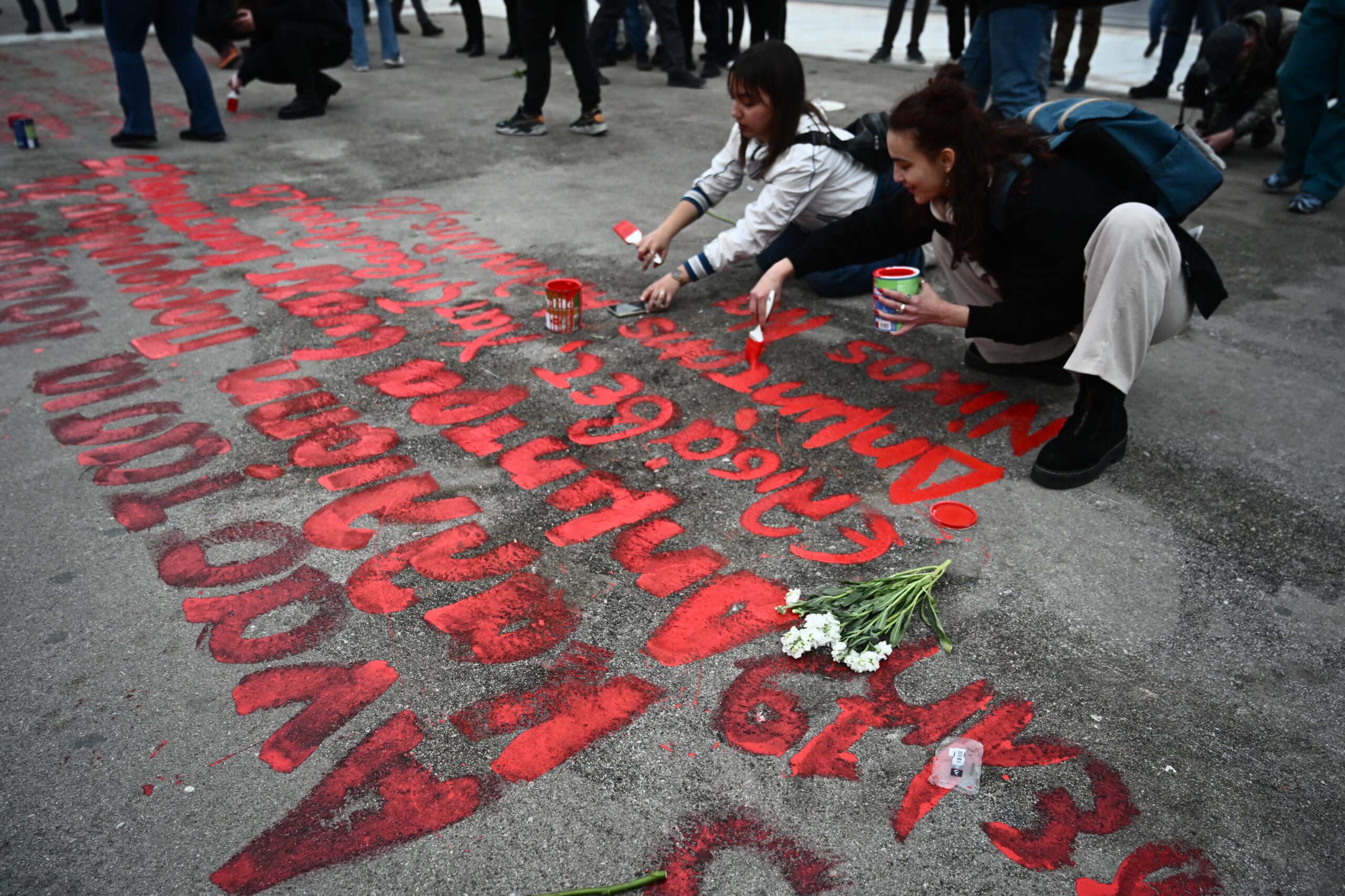Βουλή τώρα | Οι φοιτητές γράφουν ξανά τα 57 ονόματα των νεκρών στα Τέμπη