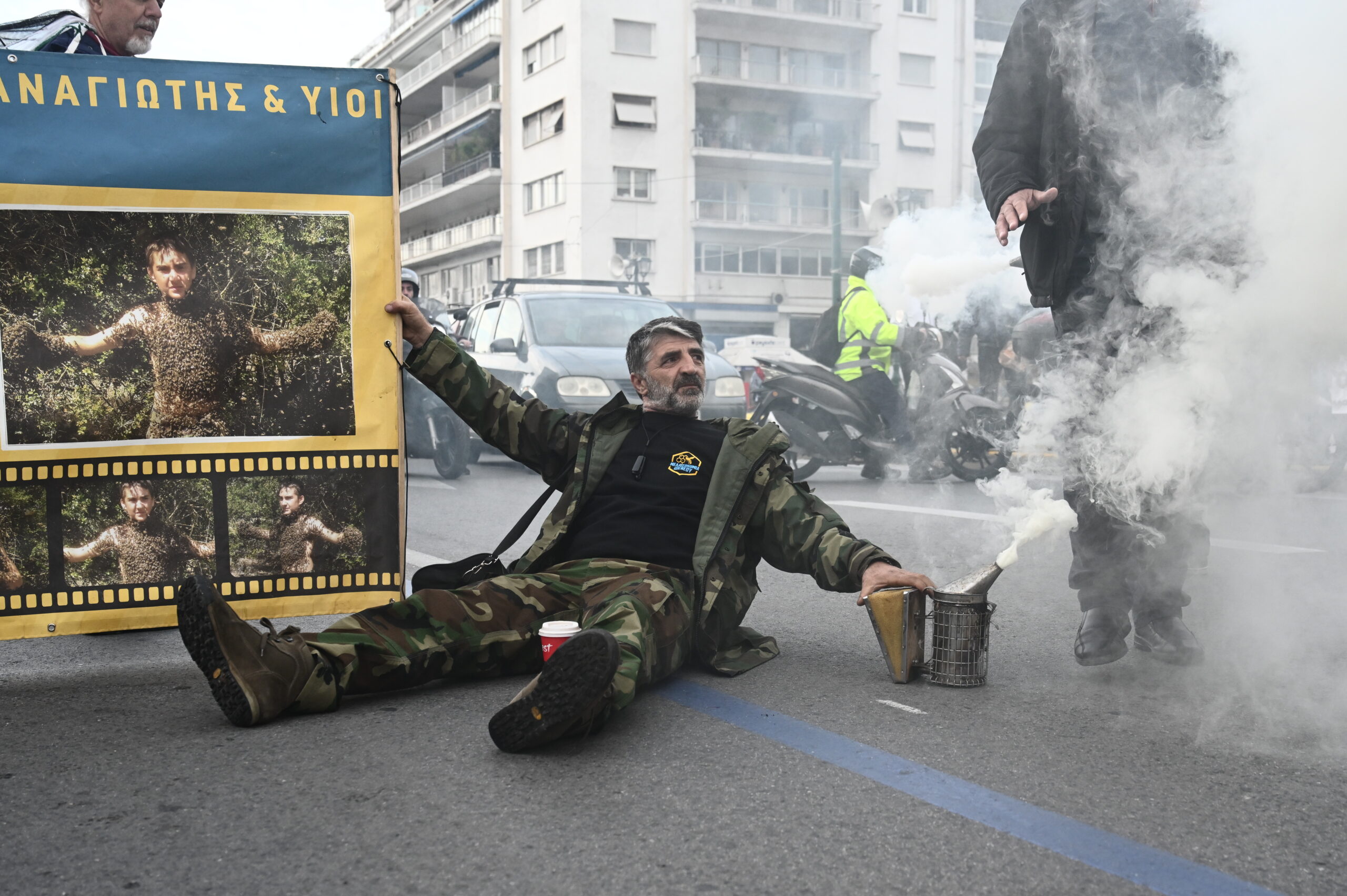«Ντουμάνιασε» από τους μελισσοκόμους το Σύνταγμα – Ποια είναι τα αιτήματά τους