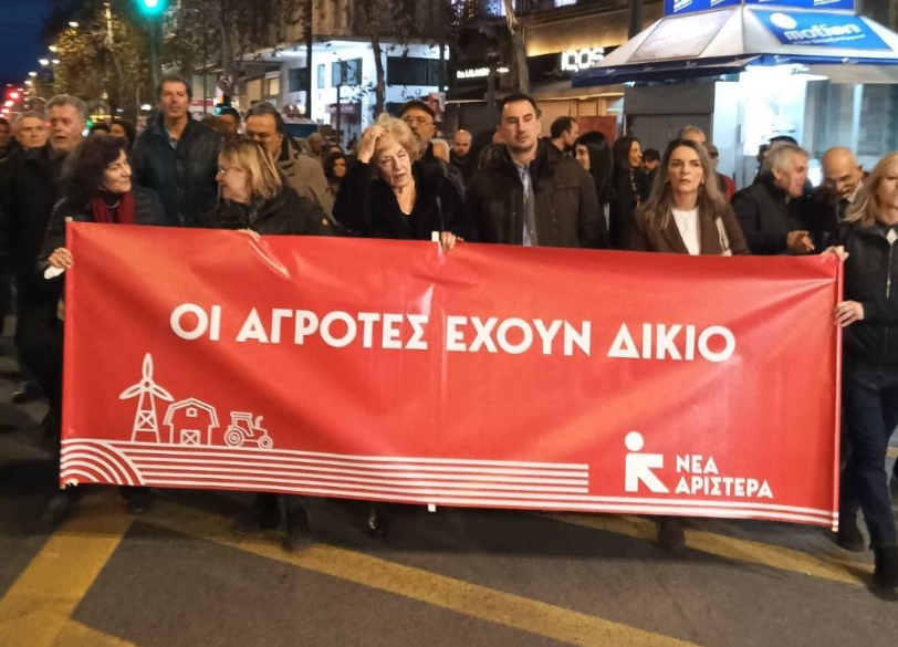 Το Twitter “γλεντάει” το πανό της Νέας Αριστεράς για τους αγρότες – «Αν και τώρα δεν πέσει η κυβέρνηση, δεν θα πέσει ποτέ»