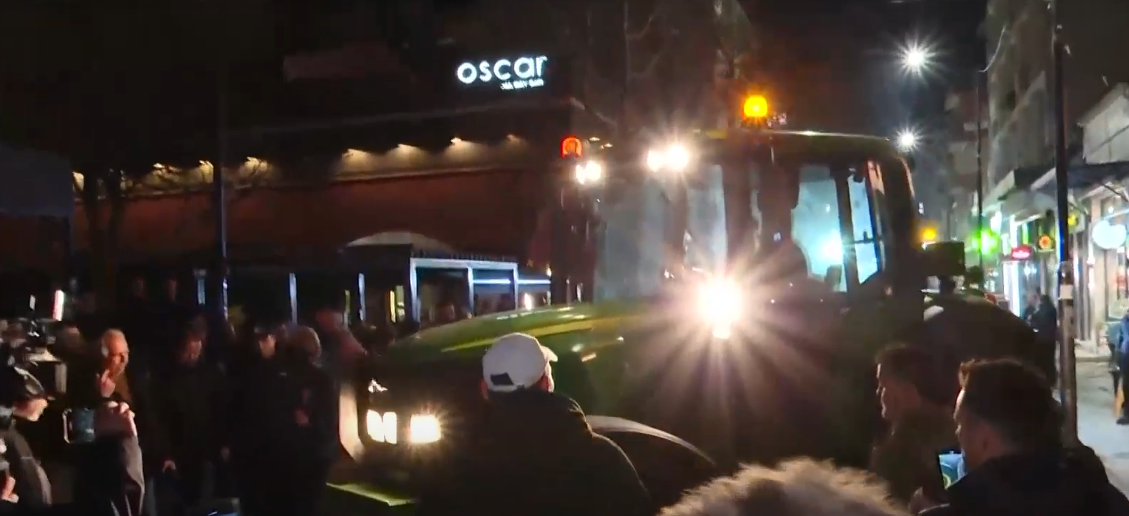 Οι αγρότες μπήκαν με τα τρακτέρ στο κέντρο της Λάρισας και της Καρδίτσας (ΒΙΝΤΕΟ)