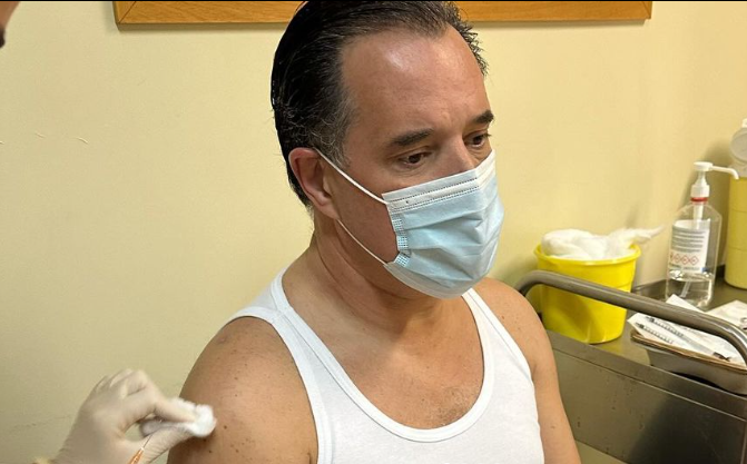 Ο Άδωνις Γεωργιάδης έκανε το ετήσιο εμβόλιο κατά της COVID-19 | «Έτσι θα σώσουμε ζωές»