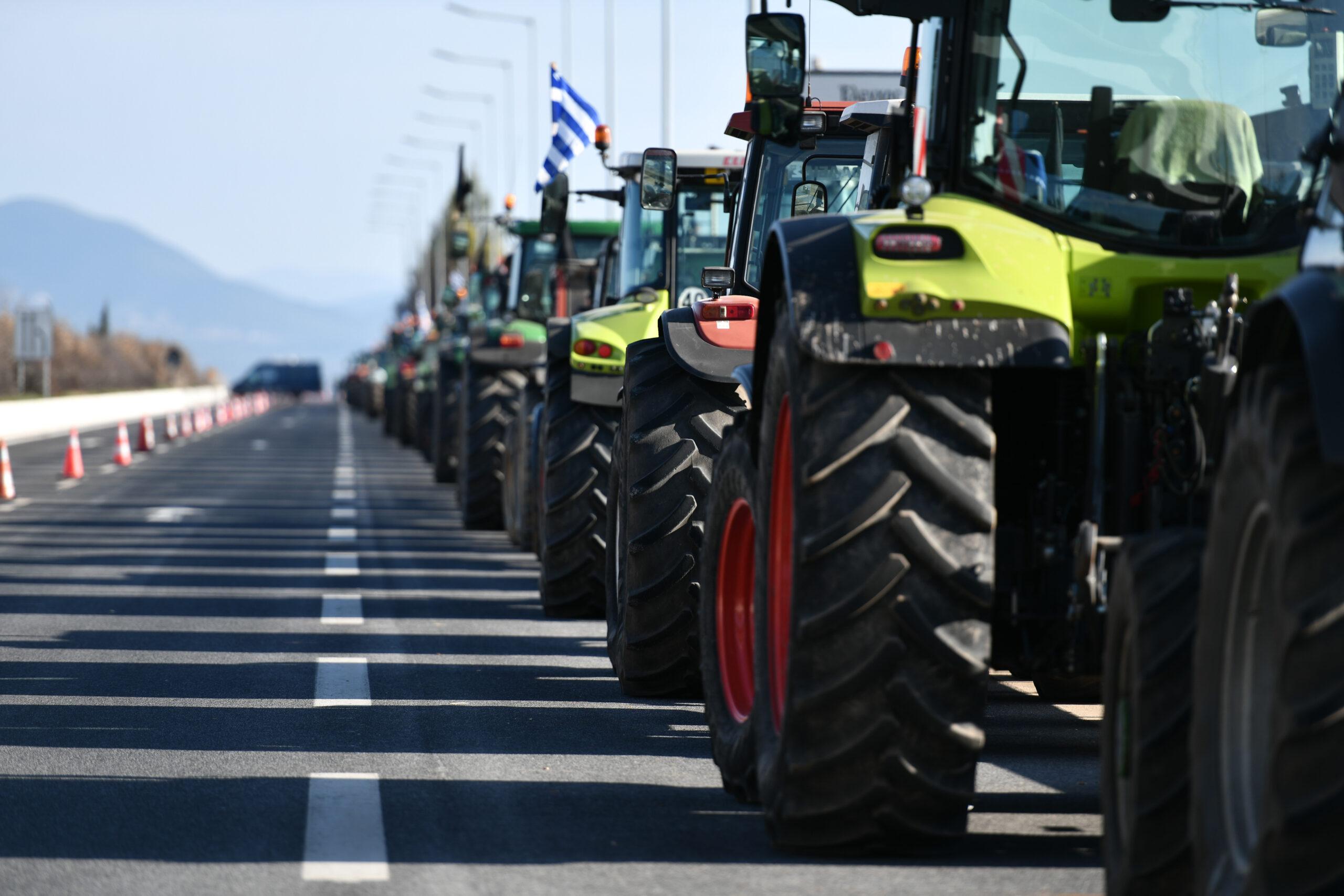 “Μπλόκο” Χρυσοχοΐδη στην κάθοδο αγροτών με τρακτέρ στην Αθήνα