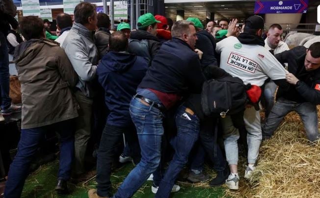 Γαλλία: Ένταση με αγρότες στην Αγροτική Έκθεση Παρισιού – Ήταν παρών ο Μακρόν
