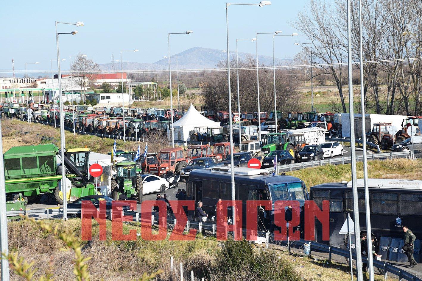 Αγρότες απέκλεισαν τον Ε-65 στην Καρδίτσα