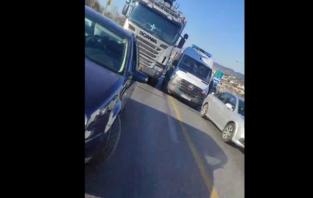 Θεσσαλονίκη: Ασθενοφόρο «κόλλησε» στον περιφερειακό λόγω κίνησης (ΒΙΝΤΕΟ)