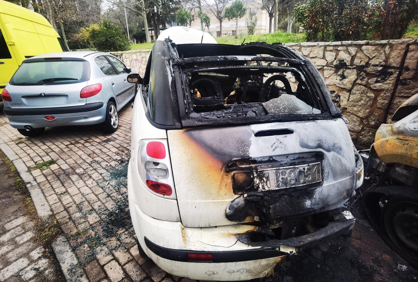 Νεαροί έκαψαν οχήματα στου Ζωγράφου – Δείτε φωτογραφίες