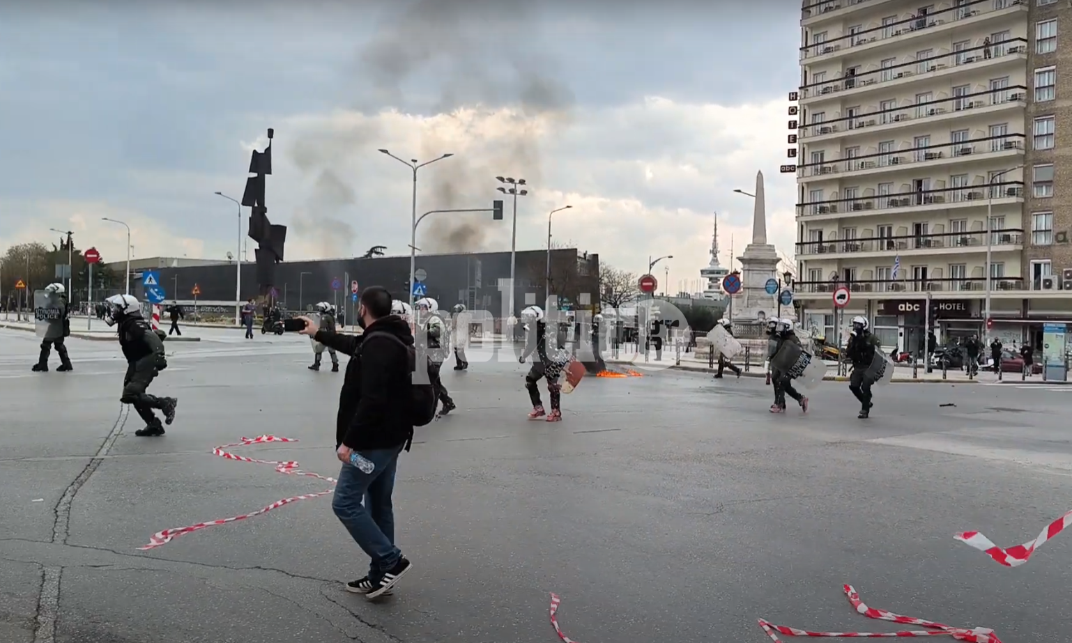 Νέος γύρος σοβαρών επεισοδίων στη Θεσσαλονίκη | Αποπνικτική η ατμόσφαιρα από χημικά και μολότοφ – Μία προσαγωγή (ΕΙΚΟΝΕΣ & BINTEO)
