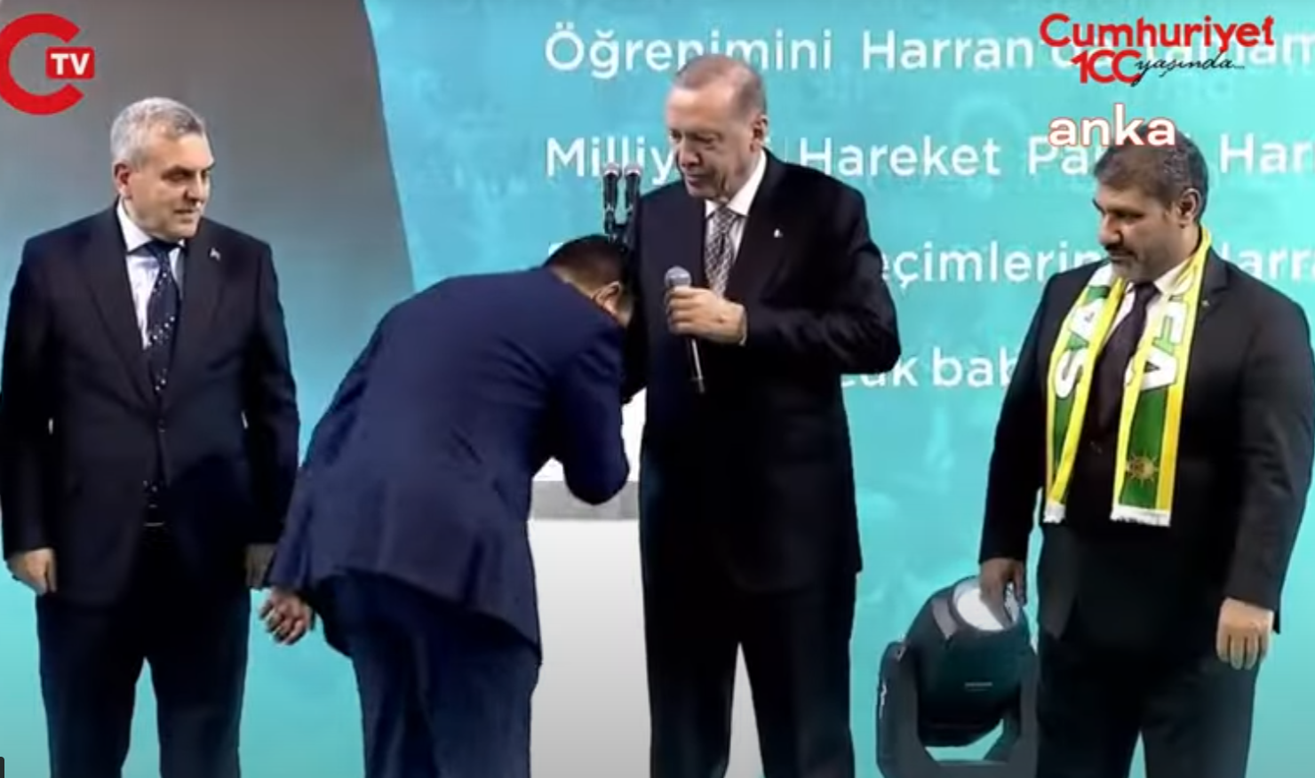Σπρωξίματα και… χειροφιλήματα υποψηφίων Τούρκων δημάρχων για μια θέση δίπλα στον Ερντογάν