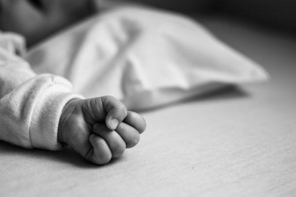 Κρήτη: Προσωρινά κρατούμενος ο 21χρονος για τον ξυλοδαρμό της 3χρονης κόρης της συντρόφου του