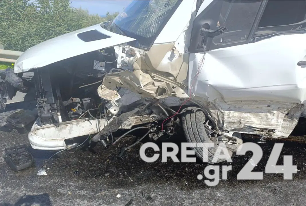 Ηράκλειο: Τροχαίο στον κόμβο Σκαλανίου, αυτοκίνητο και φορτηγάκι έγιναν σμπαράλια