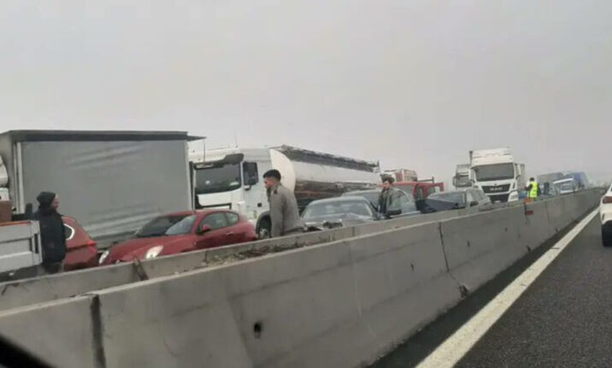 Ιταλία: Καραμπόλα δεκάδων οχημάτων λόγω πυκνής ομίχλης – Αναφορές για πολλούς τραυματίες