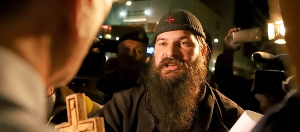 Δεν είμαι ο πατέρας του παιδιού της παλαιοχριστιανής – «Ποιος σε έβαλε, ρε φίλε, να με μπλέξεις;» λέει ο ρασοφόρος Κλεομένης