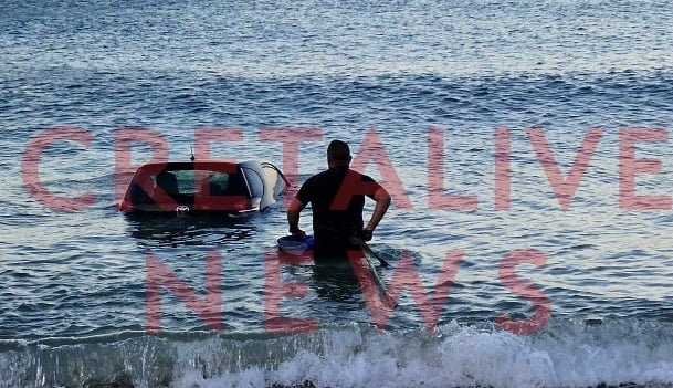 Κρήτη: Ζευγάρι καβγάδισε, και ο άνδρας έριξε το αμάξι της συντρόφου του στη θάλασσα (ΦΩΤΟ)