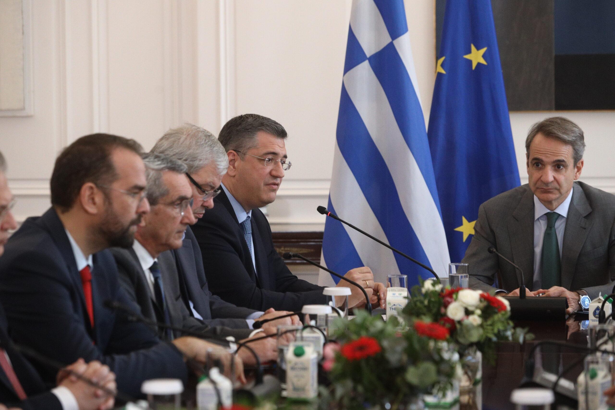 Μητσοτάκης σε περιφερειάρχες: «Μαζί θα προχωρήσουμε στην εκτέλεση όλων των έργων της Περιφέρειας»