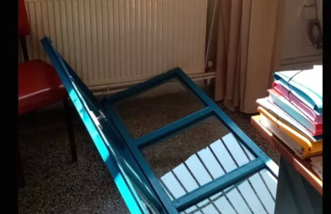 Λάρισα: Παράθυρο έπεσε πάνω σε δάσκαλο