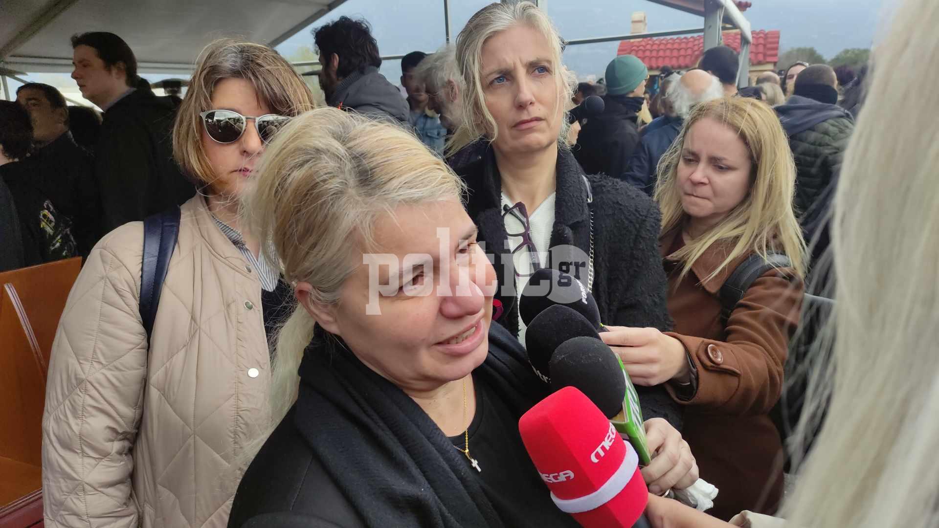 Τέμπη – Μητέρα θύματος: «Ο Καραμανλής να έρθει και να πει μπροστά μου ότι τα τρένα είναι ασφαλή» (ΒΙΝΤΕΟ)