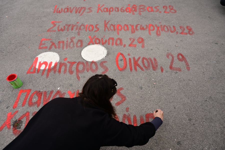 Συνεργείο έσβησε τα ονόματα των νεκρών στο Σύνταγμα – Οργή στο X