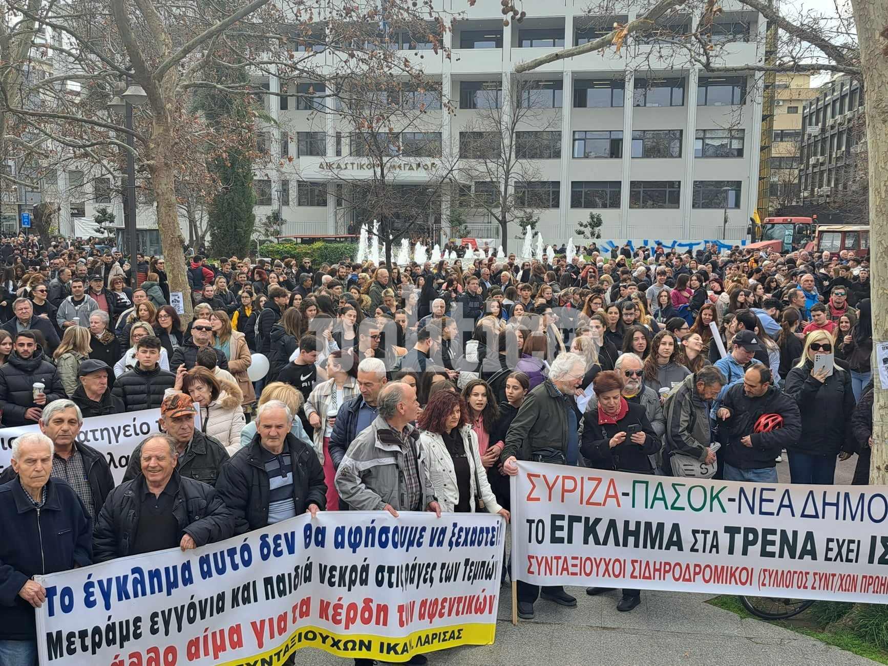 Λάρισα: Μεγαλειώδης πορεία για τα Τέμπη – Μνημείο για τα θύματα στην πλατεία ΟΣΕ (BINTEO & ΦΩΤΟ)