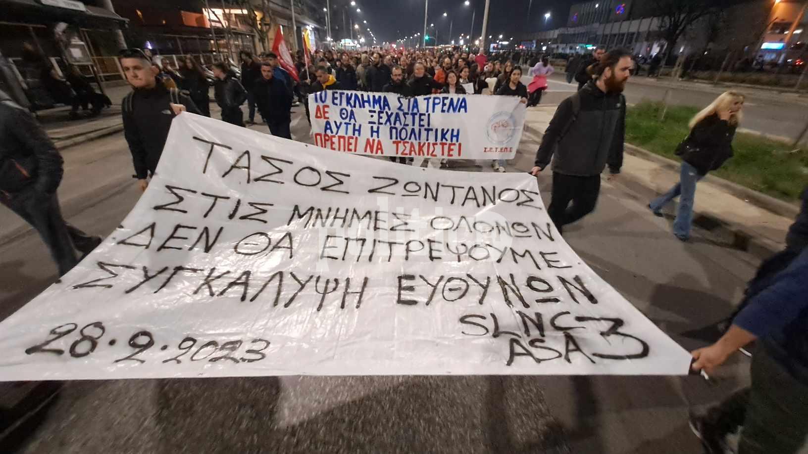 Θεσσαλονίκη – Συλλαλητήριο έξω από τον ΟΣΕ: Ρίγη συγκίνησης και υπόσχεση να μην ξεχαστεί το δυστύχημα στα Τέμπη