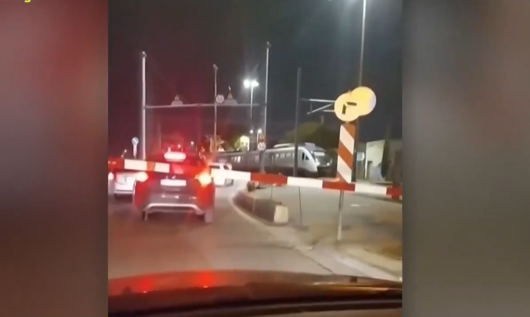 Φύλακας δεν κατέβασε τις μπάρες ασφαλείας σε φυλασσομένη διάβαση τρένων στο Μεταξουργείο (ΒΙΝΤΕΟ)
