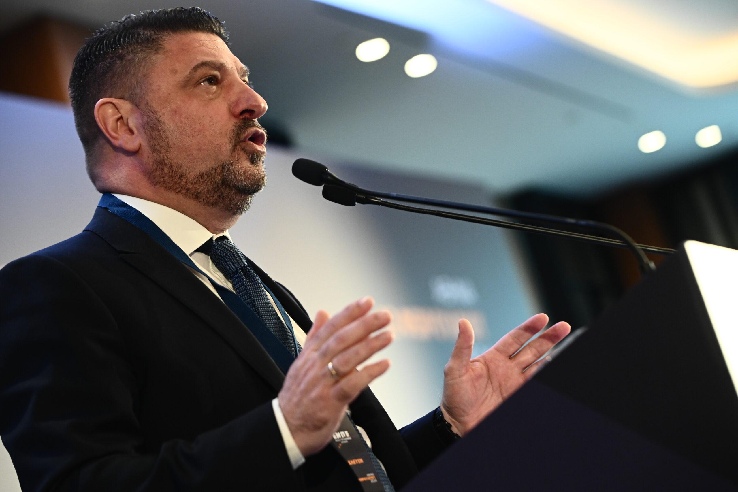 Η Περιφέρεια Αττικής ξήλωσε «παράνομες αφίσες του ΣΥΡΙΖΑ για το συνέδριο»