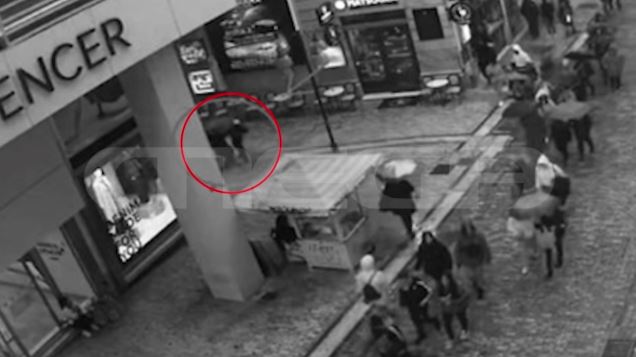 Ερμού: Φωτογραφίες ντοκουμέντο από την επίθεση με μαχαίρι στη φοιτήτρια