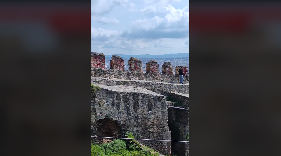Θεσσαλονίκη: Άγνωστοι βανδάλισαν τον Πύργο του Τριγωνίου γράφοντας συνθήματα  με σπρέι (ΒΙΝΤΕΟ)