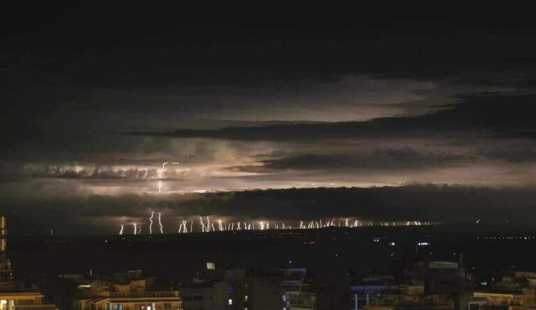 Κεραυνοί “χτυπούν” την Πιερία | Η φωτογραφία που έγινε viral