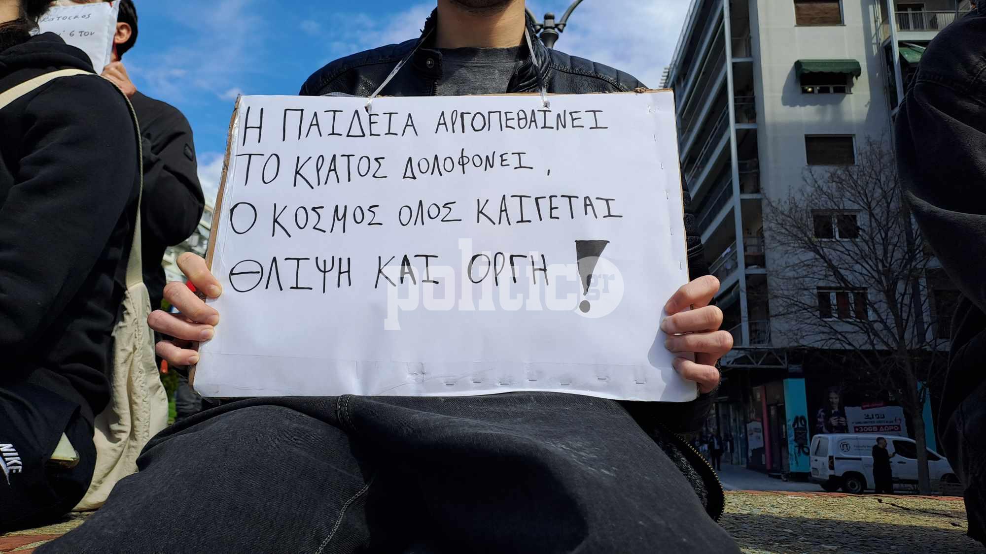 Θεσσαλονίκη: Βουβό δρώμενο από το τμήμα θεάτρου του ΑΠΘ – «Οι ζωές μας μετράνε» (ΦΩΤΟ)