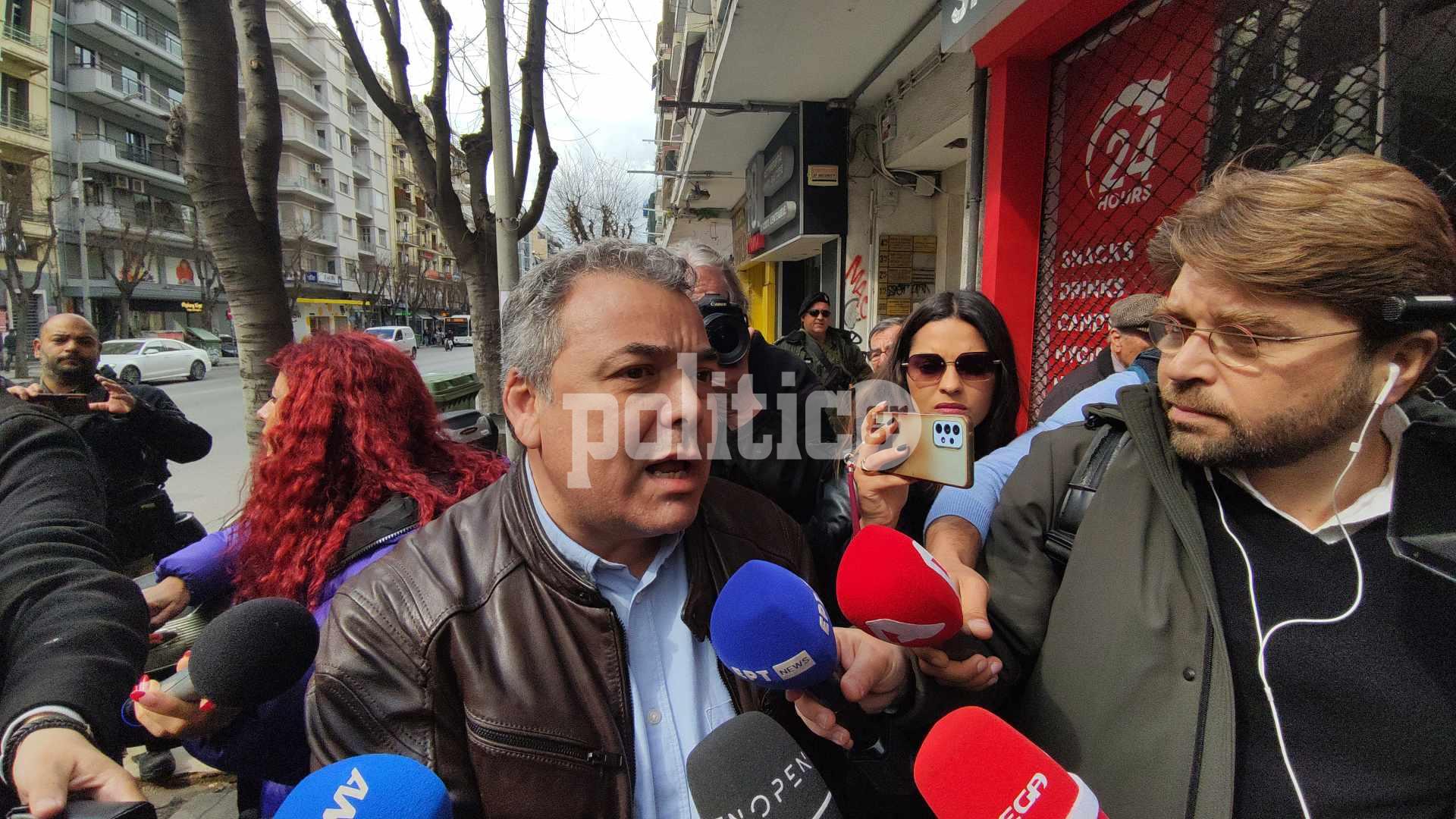 Θεσσαλονίκη: Καθηγητές πανεπιστημίου στην πορεία μαζί με τους φοιτητές – «Η αστυνομία να αποχωρήσει, διαδηλώνουμε ειρηνικά»