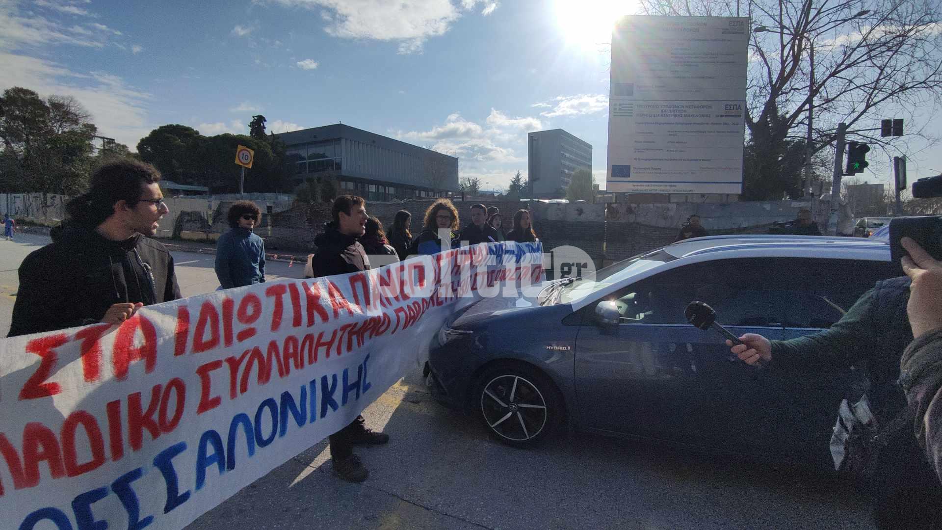 Θεσσαλονίκη: Ένταση ανάμεσα σε φοιτητές και οδηγό ταξί στο ΑΠΘ (ΒΙΝΤΕΟ)