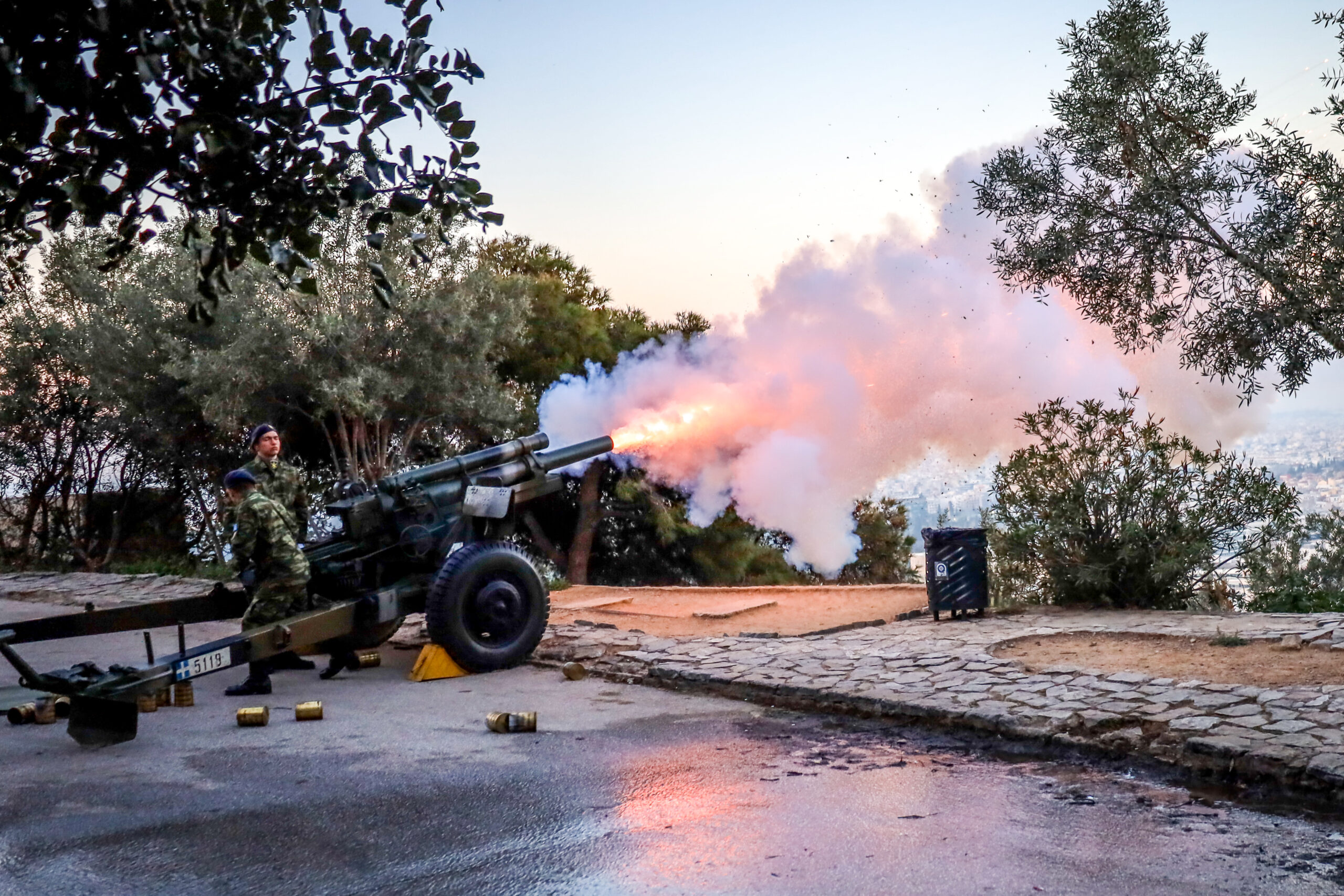 25η Μαρτίου: Οι εθιμοτυπικοί 21 κανονιοβολισμοί στον Λυκαβηττό τα ξημερώματα