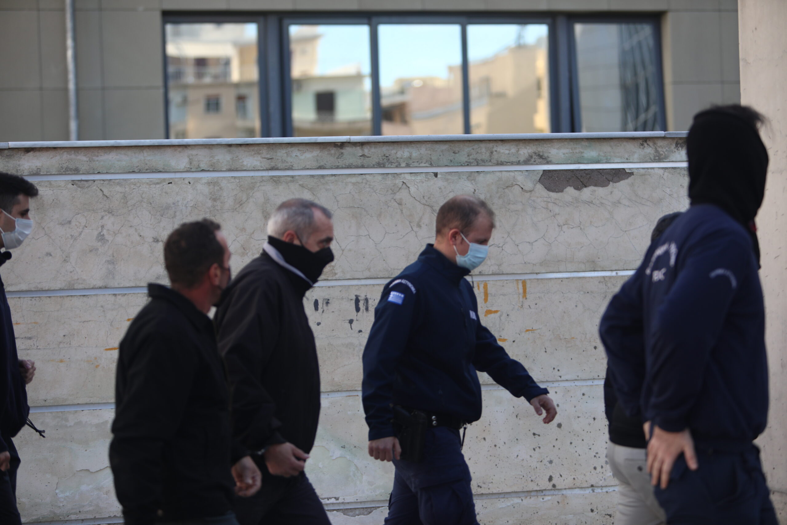 Κολωνός: Ξεσπά η γιαγιά της 12χρονης – «Είναι δυνατόν να βγάζουν έξω το τέρας και να δικάζουν τη μάνα;»