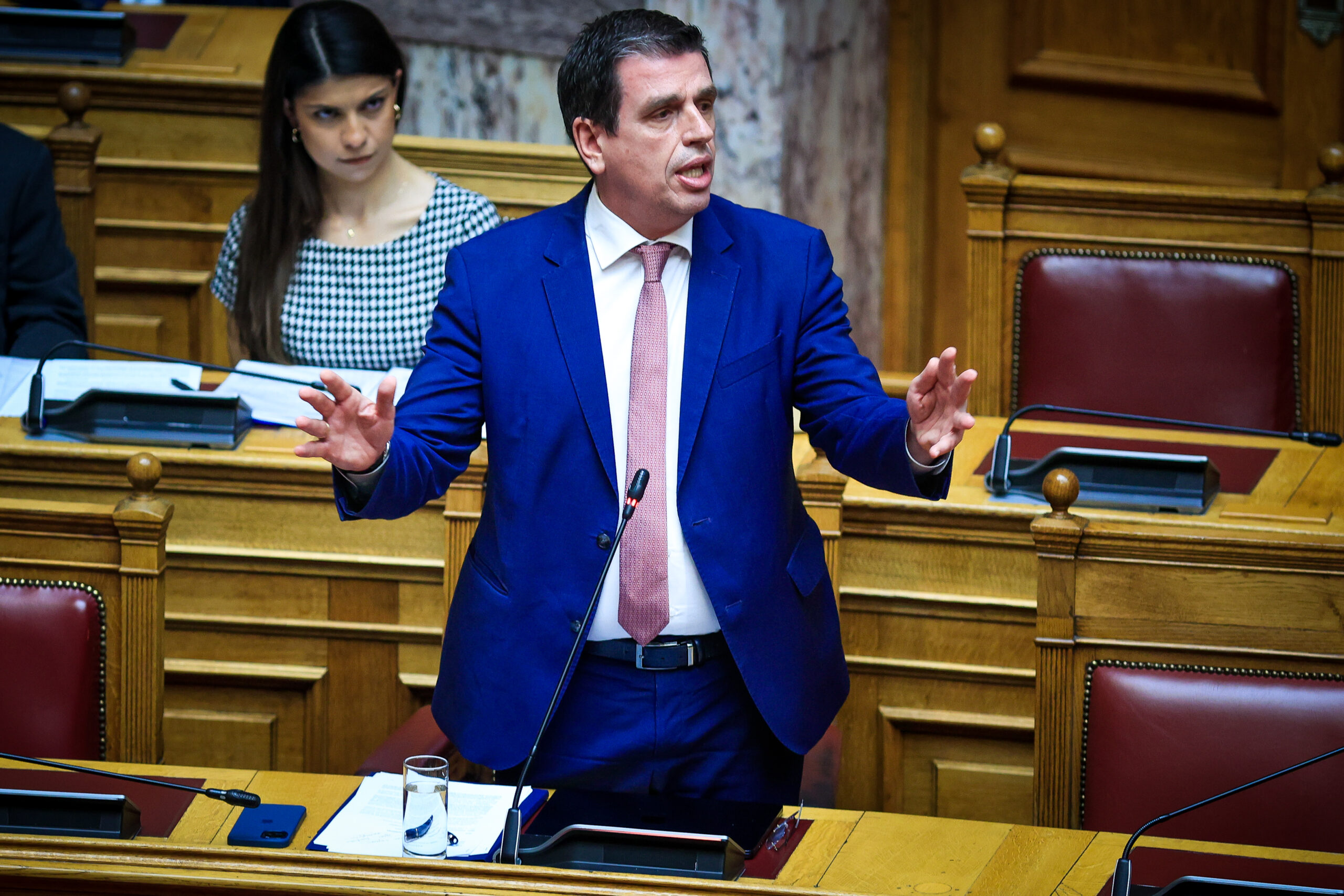 Πρόταση δυσπιστίας-Καιρίδης: Σύρεστε πίσω από τον παροξυσμό και τη συνωμοσιολογία του κ. Βελόπουλου