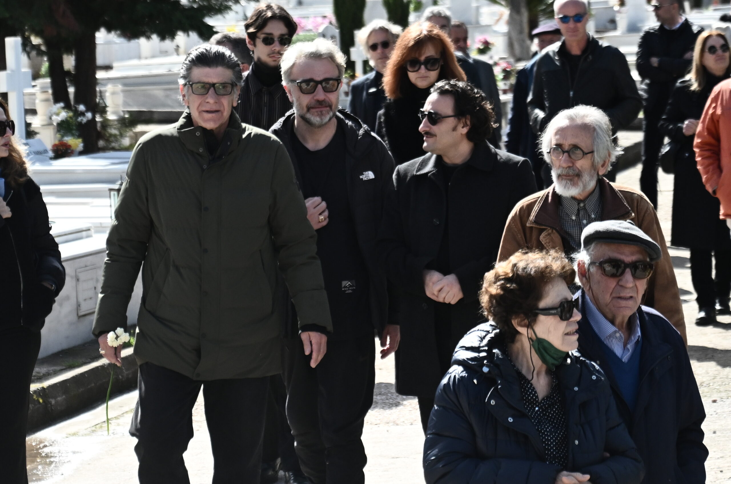 Σύσσωμο το ελληνικό θέατρο στην κηδεία του Ηλία Λογοθέτη (ΕΙΚΟΝΕΣ)