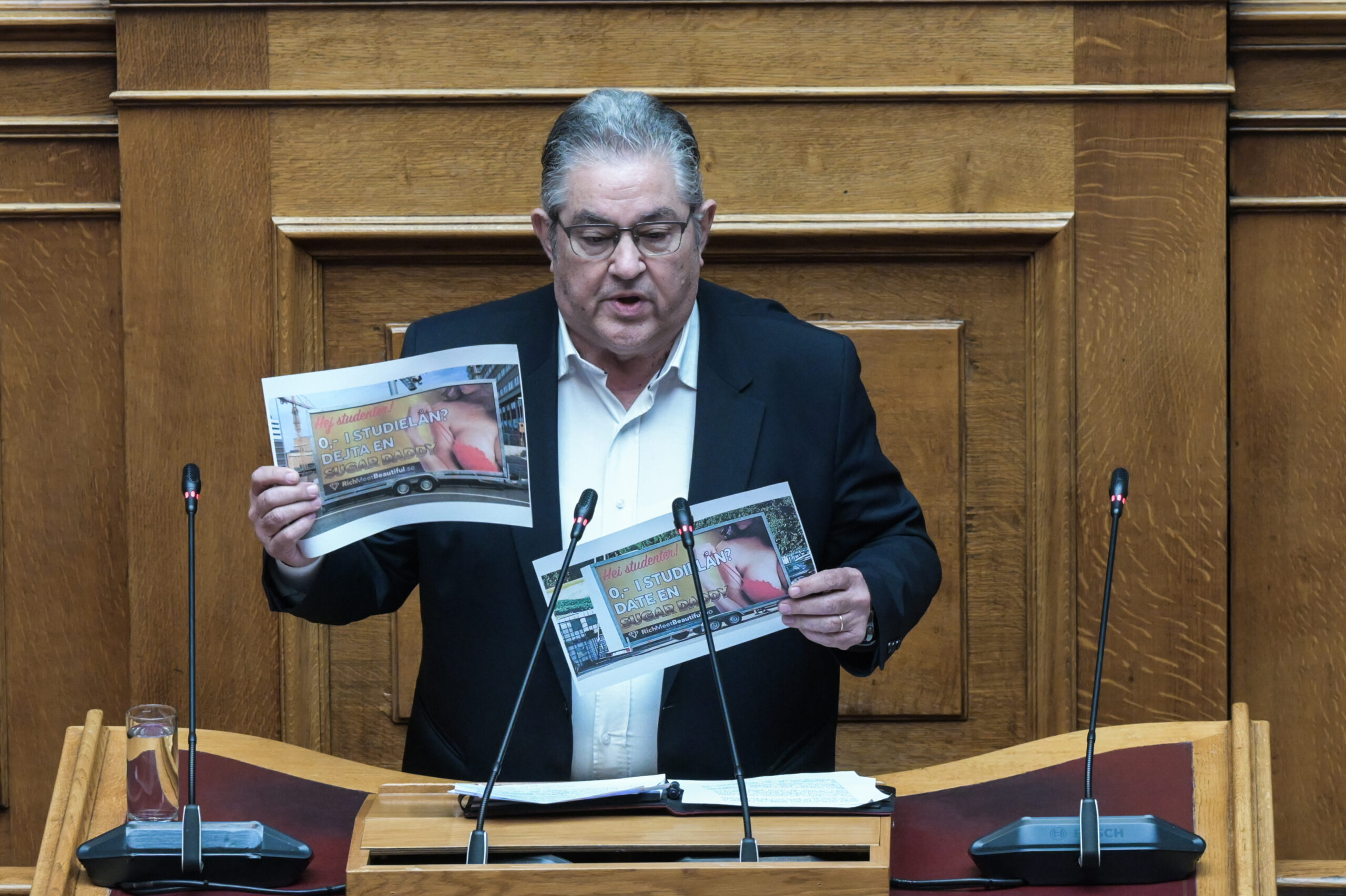 Προκλητικός ο Δημήτρης Κουτσούμπας – Έφερε φωτογραφίες διαφημίσεων για «sugar daddies» στη Βουλή