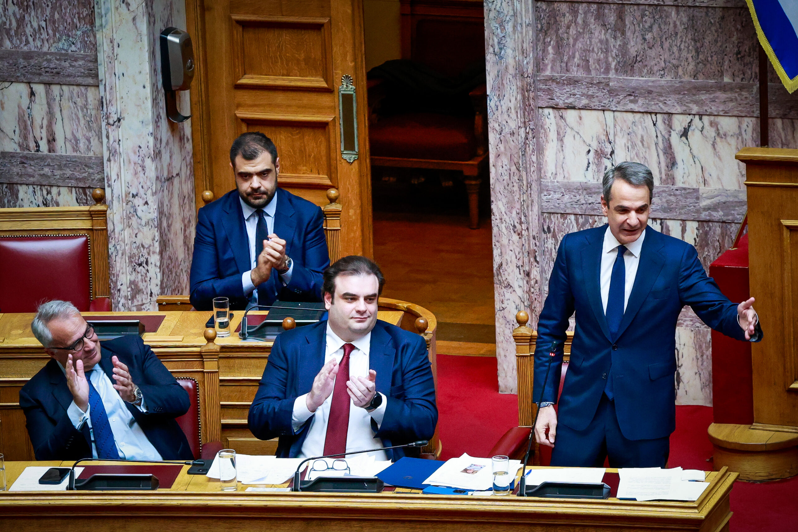 Ζωντανά η Βουλή: Η μητέρα των μαχών σήμερα με την ομιλία Μητσοτάκη | Η προκλητική ομιλία Καραμανλή