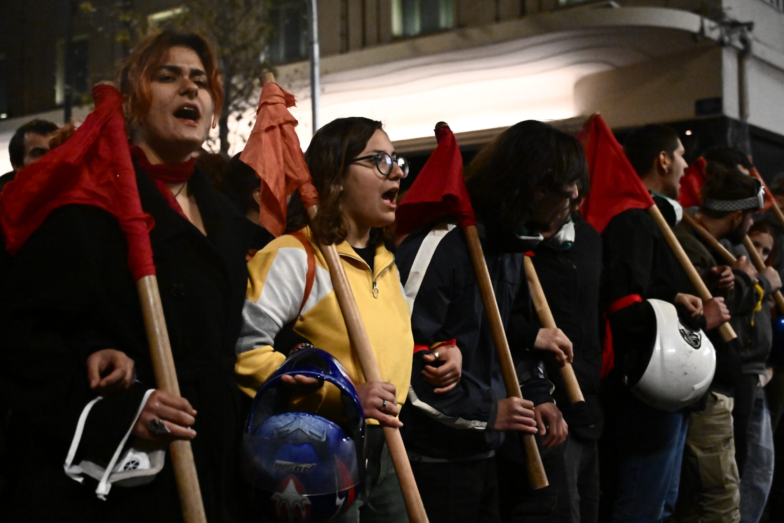 Ώρα ψήφισης για τα μη κρατικά ΑΕΙ | Χιλιάδες φοιτητές παραμένουν έξω από τη Βουλή